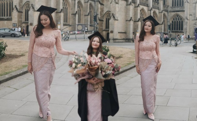 Leona Berjaya Tamatkan Pengajian, Manis Berkebaya Merah Jambu Di UK