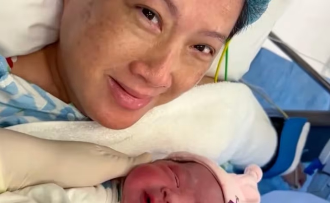 Wanita Lahirkan Anak Kedua Di Usia 58 Tahun, Catat Rekod Ibu Tertua Di Hospital Hong Kong