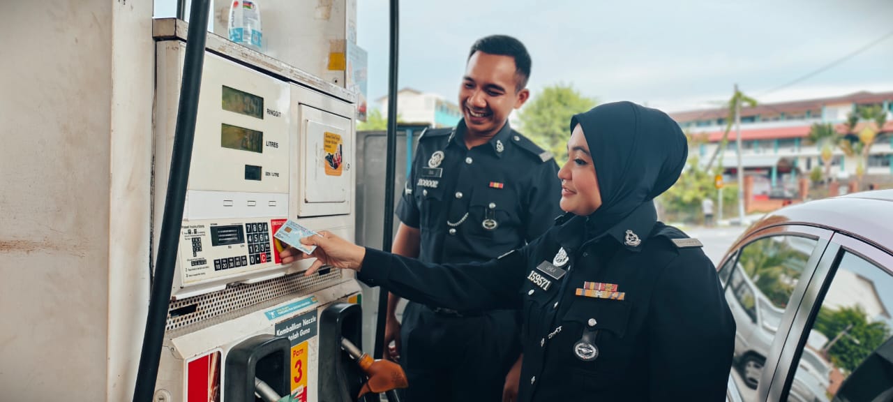 BUDI95: Anggota PDRM Luah Kesyukuran, Rakyat Sama-sama Nikmati Harga RM1.99 Seliter