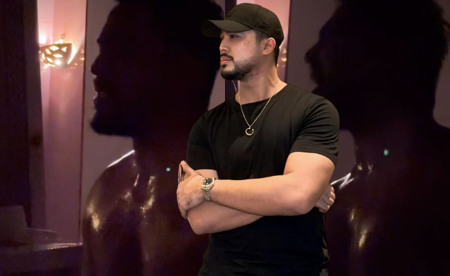 Aliff Aziz Kongsi Video Nyanyi Dalam Bilik Air Tak Berbaju, Netizen Puji – ‘Suara Sedap, Badan Sado & Handsome’