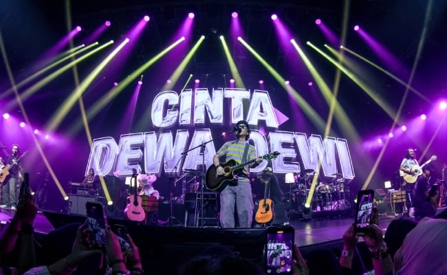 [VIDEO] Tak Perlu Gimik, Konsert ‘Spider Unplugged’ Bikin Peminat Teruja Sampai Panjat Kerusi!