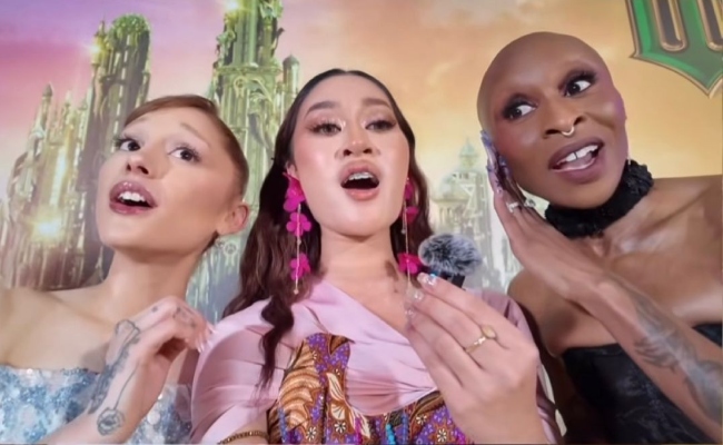 [VIDEO] Aisha Retno Berduet Dengan Ariana Grande & Cynthia Erivo, Netizen Kagum – ‘Macam Tu Je Dia Peluk’