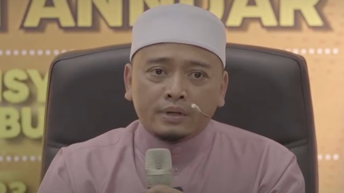 Peniaga Pakai Pakaian Berlainan Jantina Demi ‘Sales’, Ustaz Wadi Annuar Tegur – ‘Apa Guna Untung Jika Hilang Berkat?’