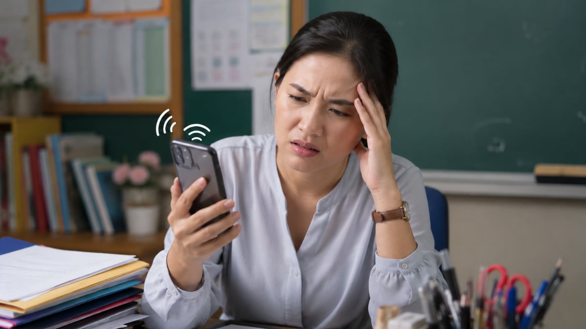 Guru Rimas Ibu Pelajar Asyik Telefon & ‘Chat’ Mahu Bercakap Dengan Anak – ‘Ingatkan Kes Kecemasan, Rupanya..’