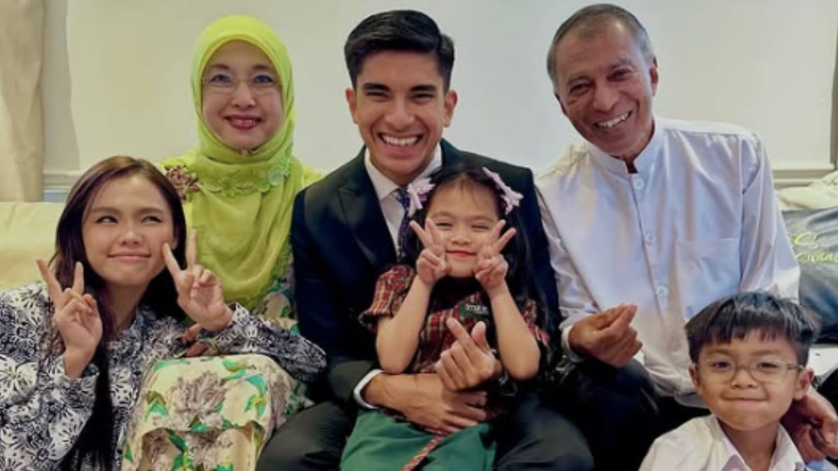 Syed Saddiq Kongsi Foto Bersama Ibu Bapa, Bella Astilah & Dua Anak Sebelum Ke Parlimen 