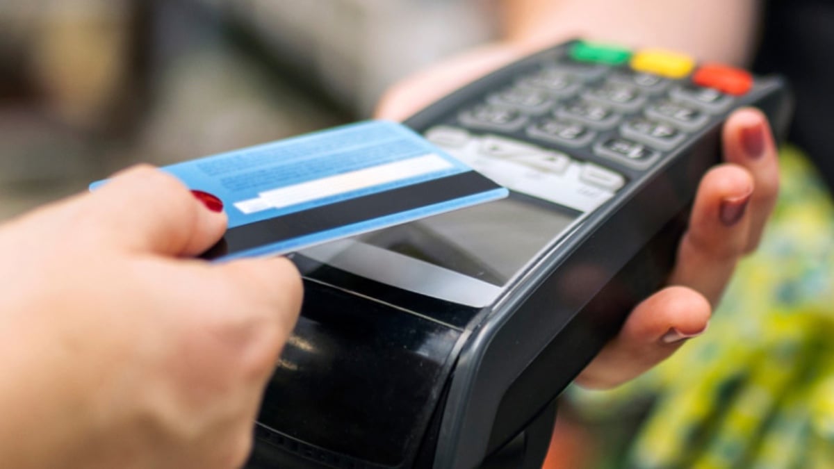 Masih Bayar Guna Tunai? Ini Sebab Ramai Dah Beralih Kepada Kad Debit Untuk Urusan Harian