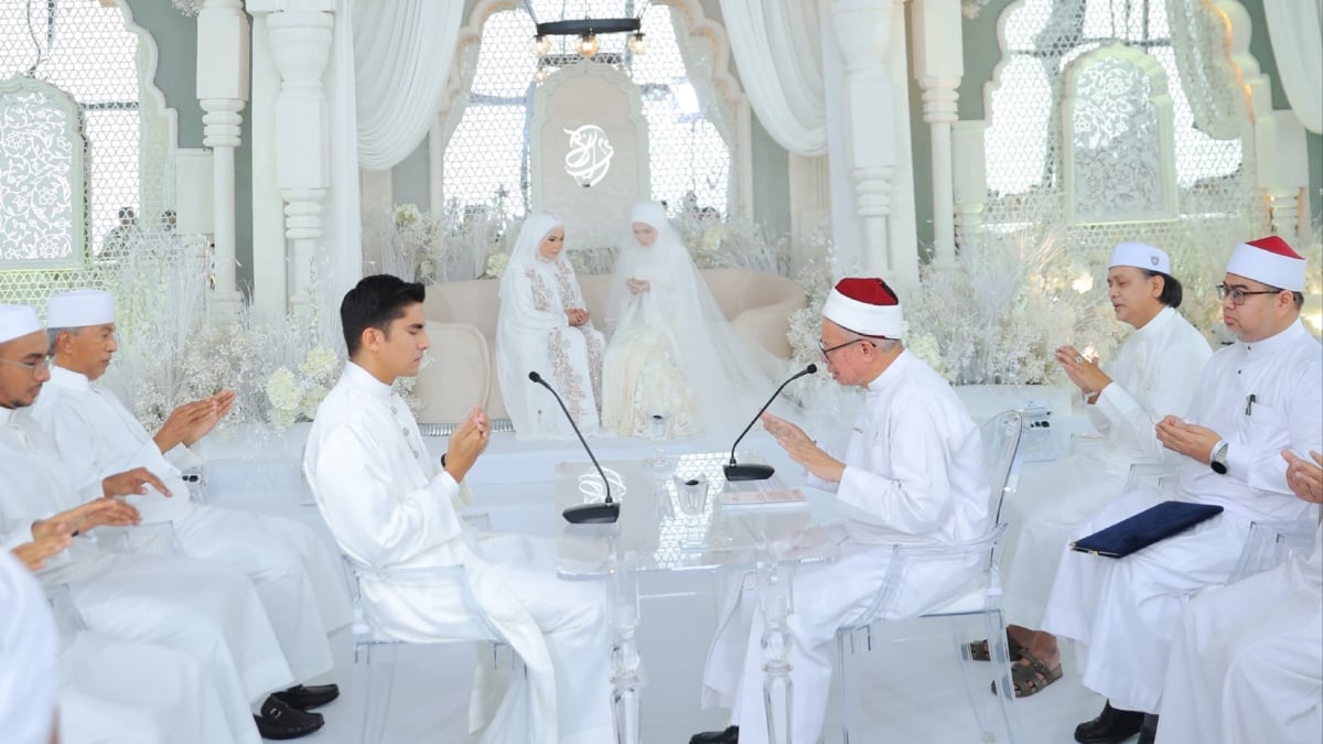 Dr Zulkifli Perjelas Sebab Terbalikkan Tangan Ketika Berdoa Di Majlis Nikah Syed Saddiq & Bella Astillah